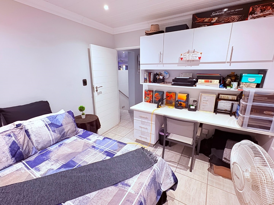 5 Bedroom Property for Sale in Reebok Western Cape